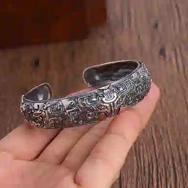 925