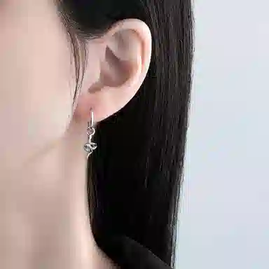 925
