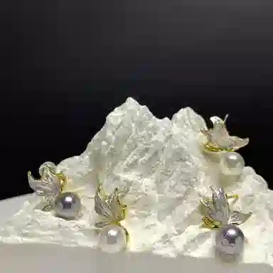 925
