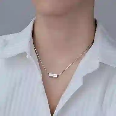 925