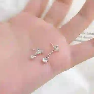 925