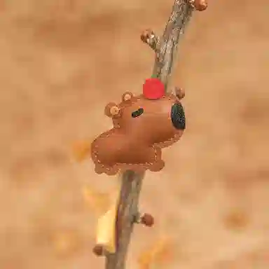 后鸟 【头顶红果生活红火 】卡皮巴拉包包挂饰品配饰水豚玩偶真皮小众个性新中式可爱呆萌创意轻奢优雅时尚 羊皮 挂件 男女同款情侣款