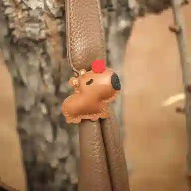 后鸟 【头顶红果生活红火 】卡皮巴拉包包挂饰品配饰水豚玩偶真皮小众个性新中式可爱呆萌创意轻奢优雅时尚 羊皮 挂件 男女同款情侣款