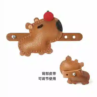 后鸟 【头顶红果生活红火 】卡皮巴拉包包挂饰品配饰水豚玩偶真皮小众个性新中式可爱呆萌创意轻奢优雅时尚 羊皮 挂件 男女同款情侣款