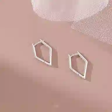 925