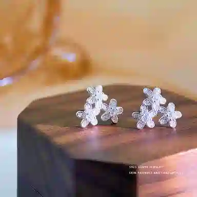 925