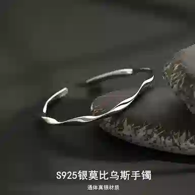 925