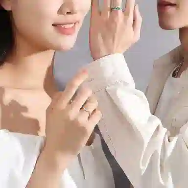 925