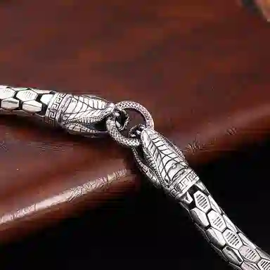 925