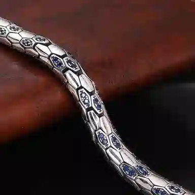 925