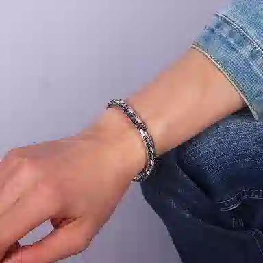 925