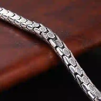 925