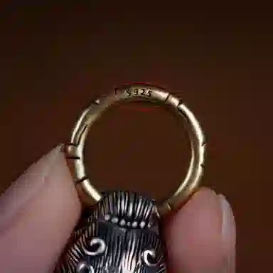 925