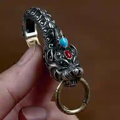 925