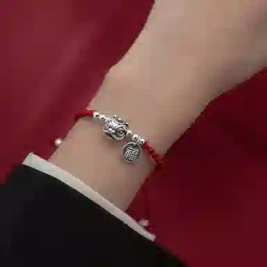925