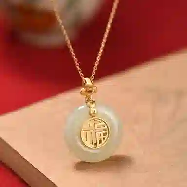 【可刻字写贺卡】 中国珠宝 福字平安扣锁骨链 长命锁 锁住平安 新中式八方来财 复古好运平安喜乐 浪漫轻奢 玉髓 项链 女款