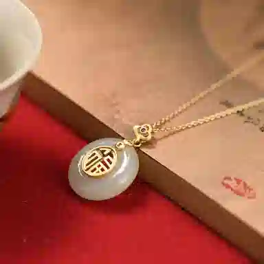 【可刻字写贺卡】 中国珠宝 福字平安扣锁骨链 长命锁 锁住平安 新中式八方来财 复古好运平安喜乐 浪漫轻奢 玉髓 项链 女款