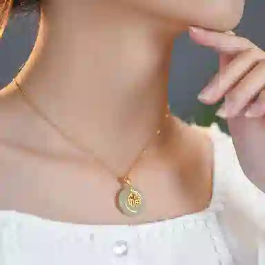 【可刻字写贺卡】 中国珠宝 福字平安扣锁骨链 长命锁 锁住平安 新中式八方来财 复古好运平安喜乐 浪漫轻奢 玉髓 项链 女款