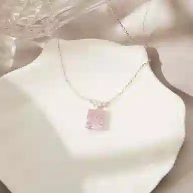 925