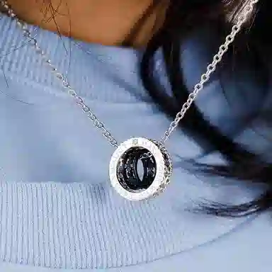 ROADLATIVE Lace Engraved Ring Pendant Necklace