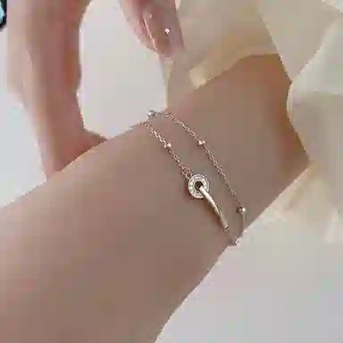 925