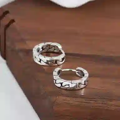 925
