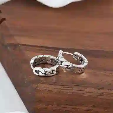 925