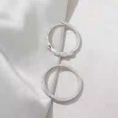 925