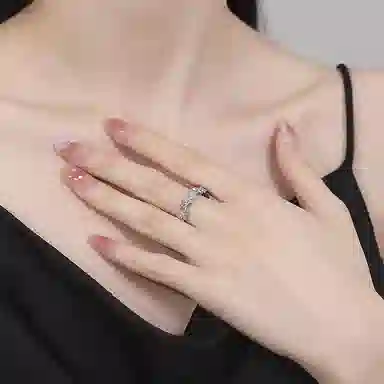 925