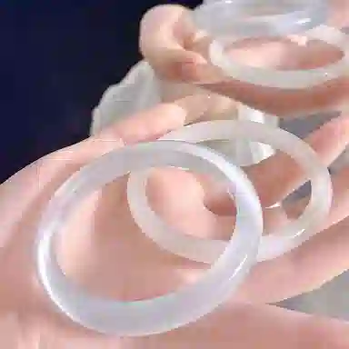 正大福 烟灰色美人镯 新中式国风透亮清冷感闪耀旗袍汉服婉约清丽精致可爱优雅气质日常百搭首饰 玻璃猫眼 手镯 女款