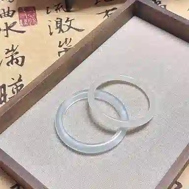 正大福 烟灰色美人镯 新中式国风透亮清冷感闪耀旗袍汉服婉约清丽精致可爱优雅气质日常百搭首饰 玻璃猫眼 手镯 女款