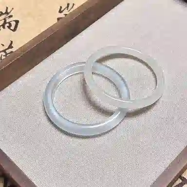 正大福 烟灰色美人镯 新中式国风透亮清冷感闪耀旗袍汉服婉约清丽精致可爱优雅气质日常百搭首饰 玻璃猫眼 手镯 女款