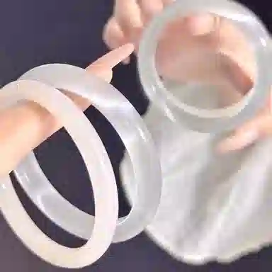 正大福 烟灰色美人镯 新中式国风透亮清冷感闪耀旗袍汉服婉约清丽精致可爱优雅气质日常百搭首饰 玻璃猫眼 手镯 女款