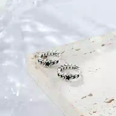 925