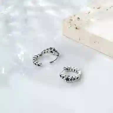 925