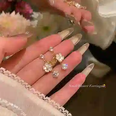 芒果饰品 温柔山茶花闪锆流苏 铜 耳环 女款