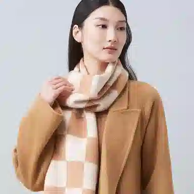 红豆 提花棋盘格保暖时尚围脖 山羊绒 绒线围巾 女款