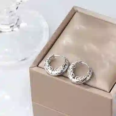 925