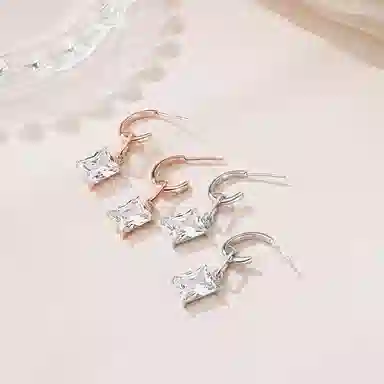 925