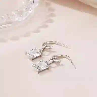 925
