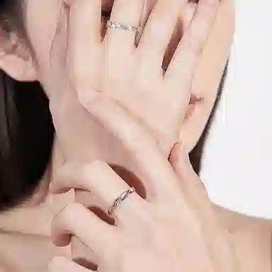925