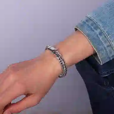 925