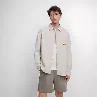 棉致 字母贴纸印花纯色简约通勤基础外搭系扣袖口开叉微宽松休闲长袖衬衫 男女同款