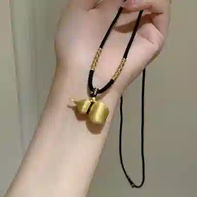 925
