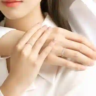 925
