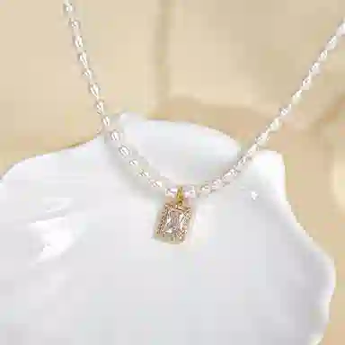 925