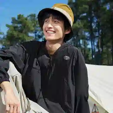 特步 生活系列 纯色拉链连帽舒适透气百搭风衣 男女同款 正黑色