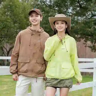 鸭鸭 美式高街纯色大口袋设计薄款凉爽宽松连帽抽绳夹克外套 男女同款