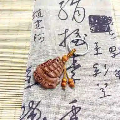 耳玺 雕刻轮船一帆风顺木雕钥匙扣随身小配件国潮盘玩中式小众设计感 桃木 木作把件 男女同款情侣款