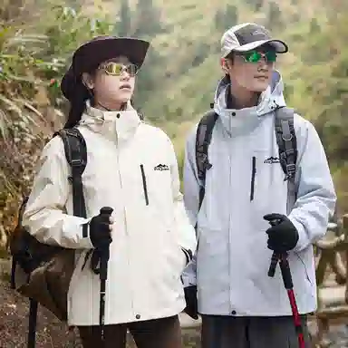 依文  美式复古潮牌山系户外纯色雪山山脉字母印花登山徒步连帽三合一休闲宽松  防水防风透气保暖冲锋衣 男女同款